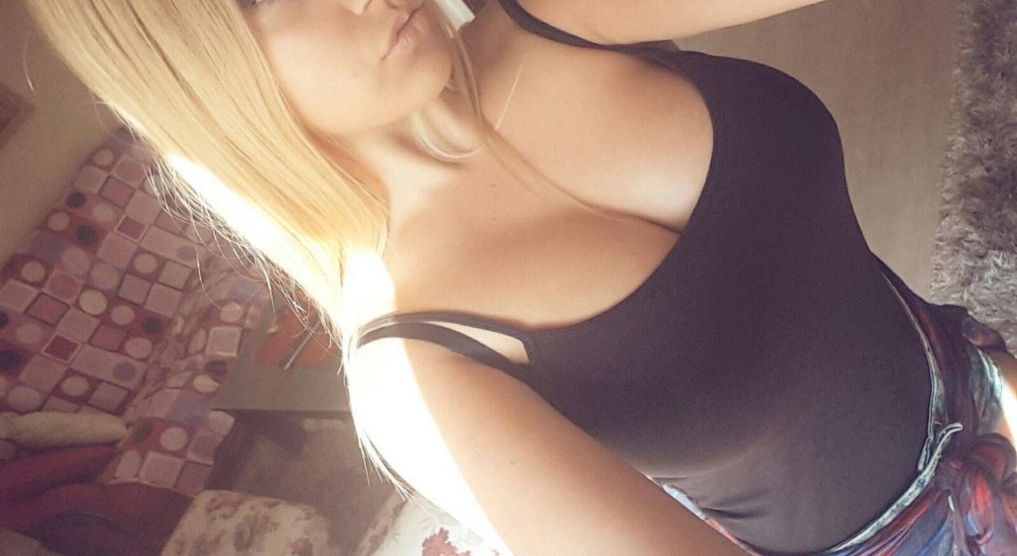Beim Sex Cam Chat holt dieses schlampige Sexcam Girl sehr gerne ihre sexy Titten heraus