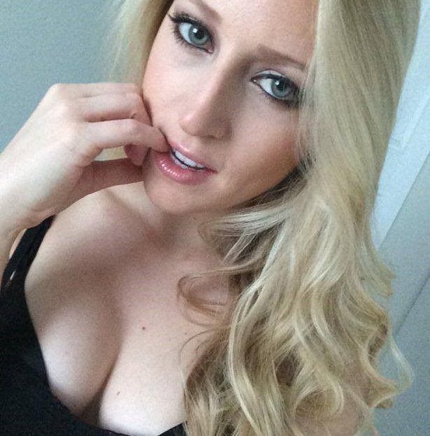 Blonde Frau beim Sexcam Chat